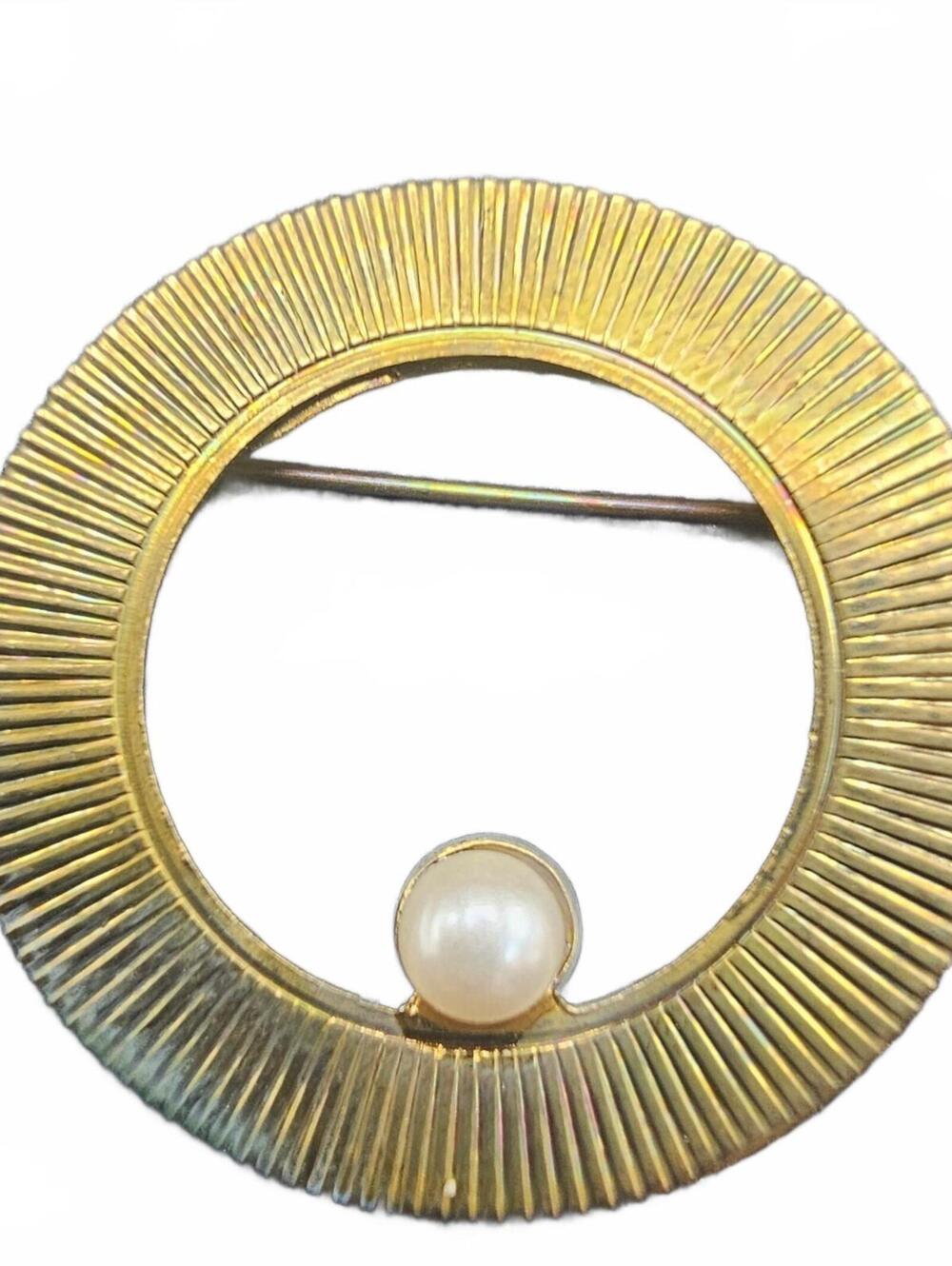 Gold Tone Circle Brooch with Pearl
